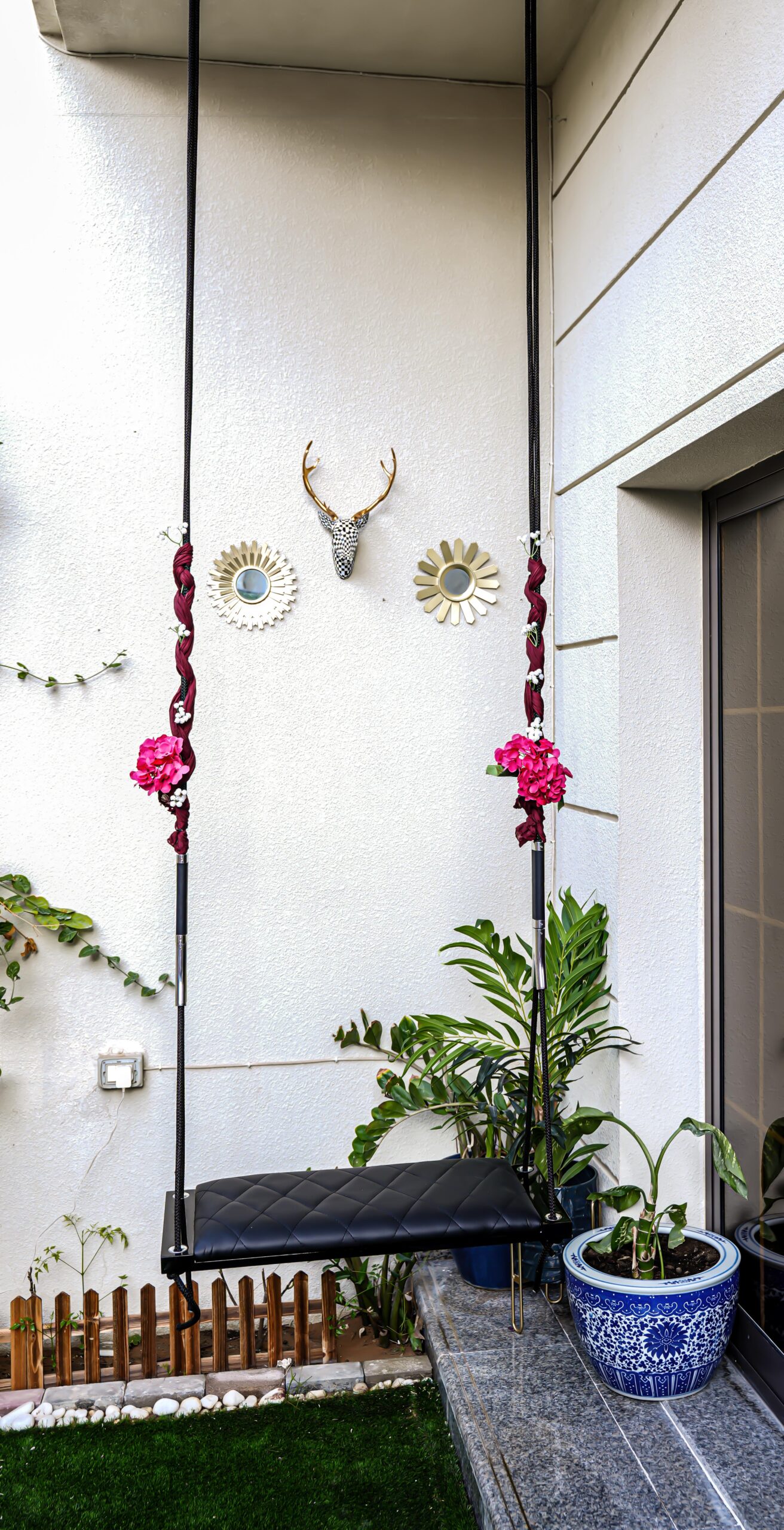 Stylish Outdoor Lounge Setup — photo 12