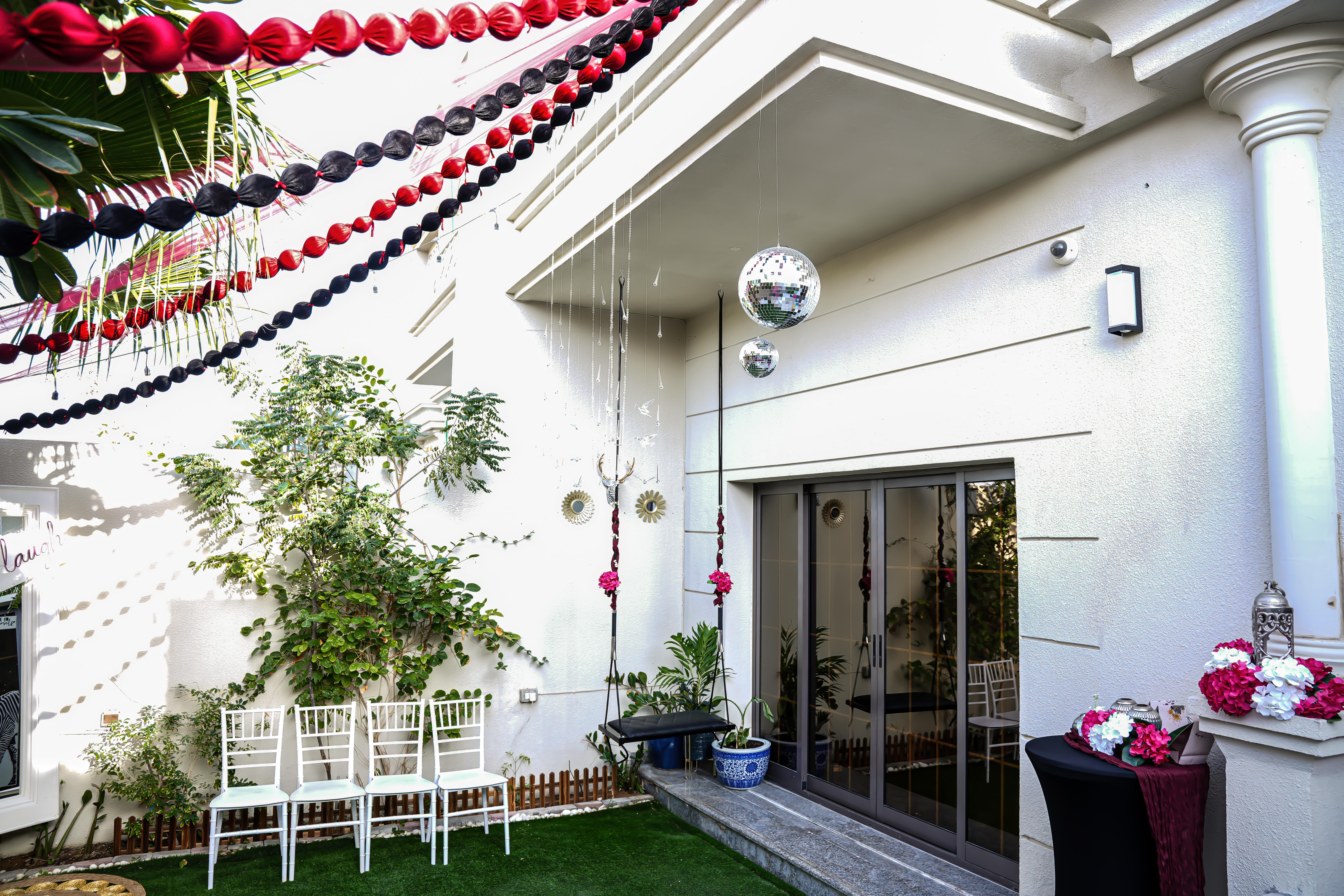 Stylish Outdoor Lounge Setup — photo 11